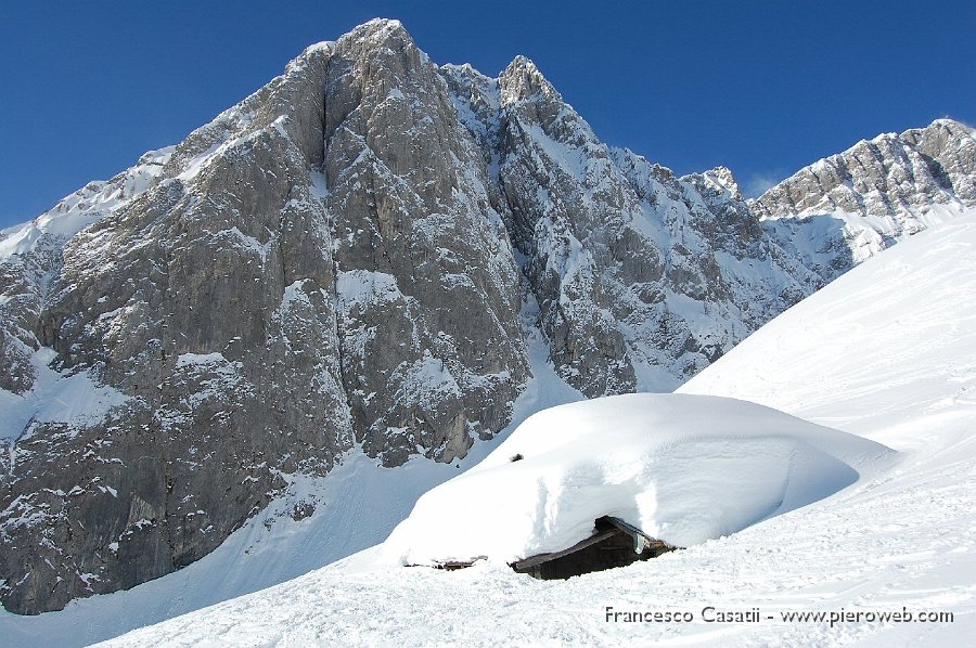 03 Pima baita e Pizzo di Petto.jpg